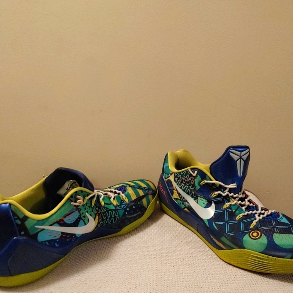 KOBE BRYANT 9 EM BRAZIL ELITES. GREAT CONDITION, with crinkle white shoe strings